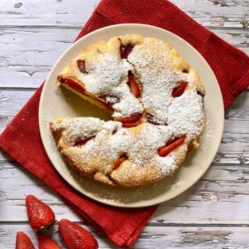 Italian strawberry cake recipe with fresh strawberries and powdered sugar