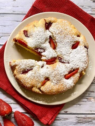 Italian strawberry cake recipe with fresh strawberries and powdered sugar