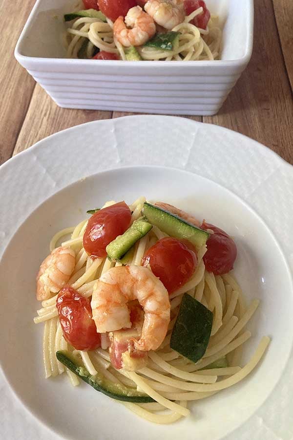 Pasta with shrimp, zucchini and cherry tomatoes 600x900 2