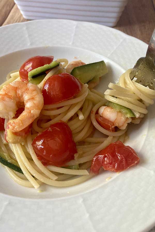 Pasta with shrimp, zucchini and cherry tomatoes 600x900 3