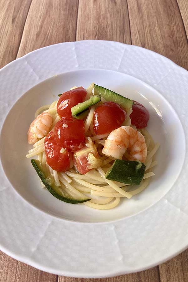 Pasta with shrimp, zucchini and cherry tomatoes 600x900 4