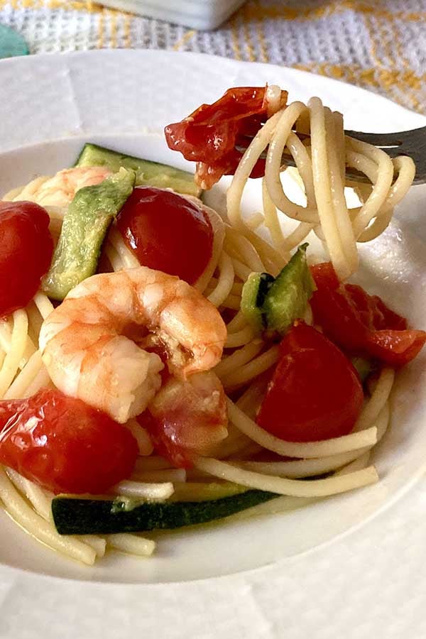 Pasta with shrimp, zucchini and cherry tomatoes 600x900 5