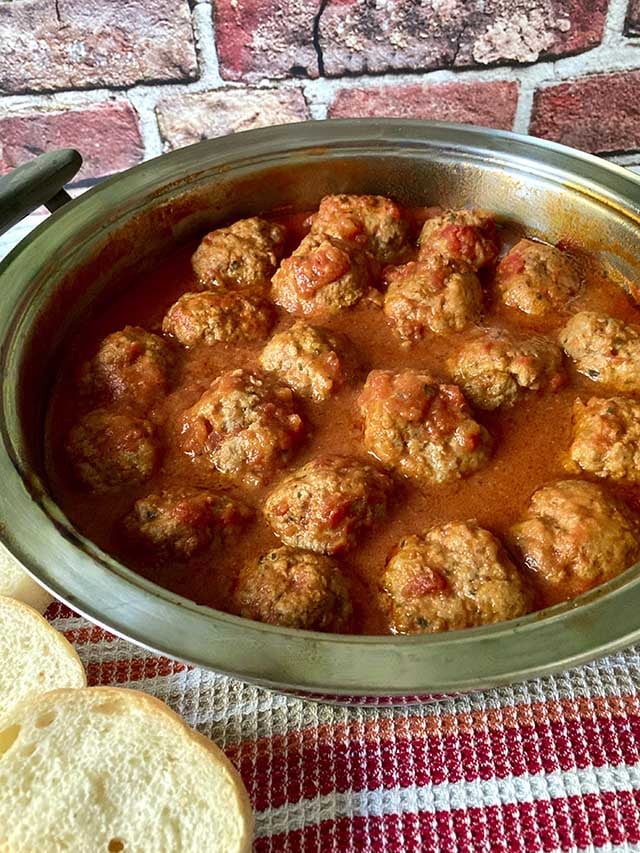 Italian meatballs in tomato sauce recipe 640x853