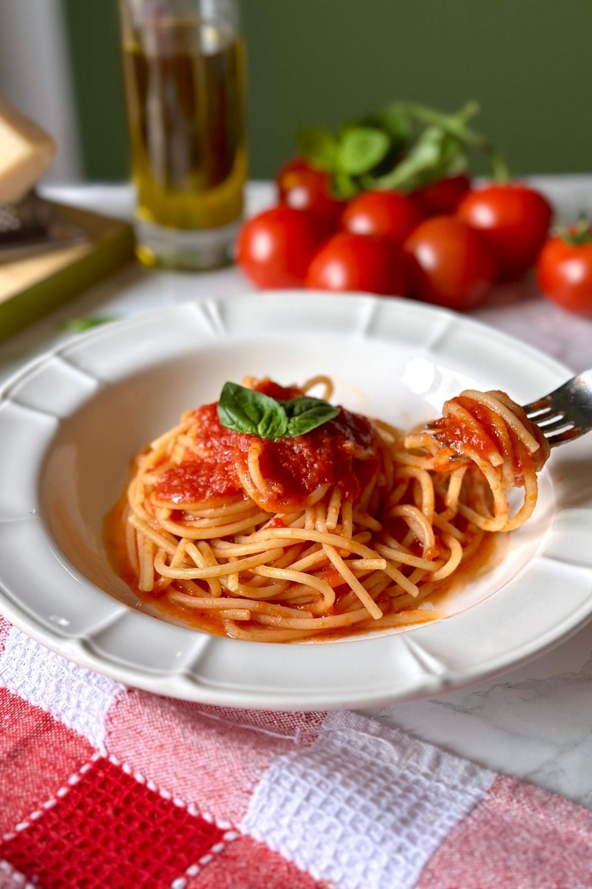 Spaghetti al Pomodoro with tomato sauce and fresh basil