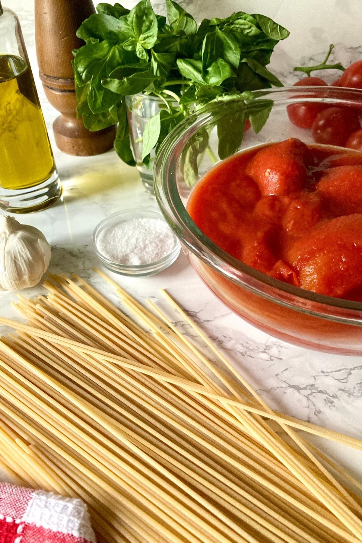 Ingredients for Spaghetti al Pomodoro: spaghetti, peeled tomatoes, olive oil, garlic and basil