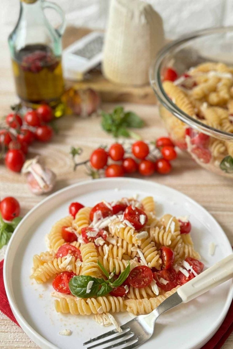 Pasta alla Crudaiola (Fresh Tomato Basil Pasta) - Recipes from Italy