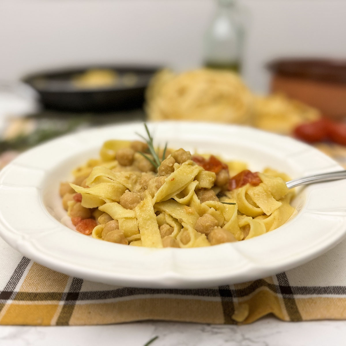 Creamy Fettuccine with Chickpeas and Cherry Tomatoes