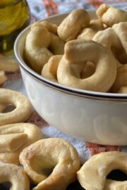 Taralli Ronds Taralli Recipe (Crunchy Italian Snack Rings from Puglia) - Recipes from ...