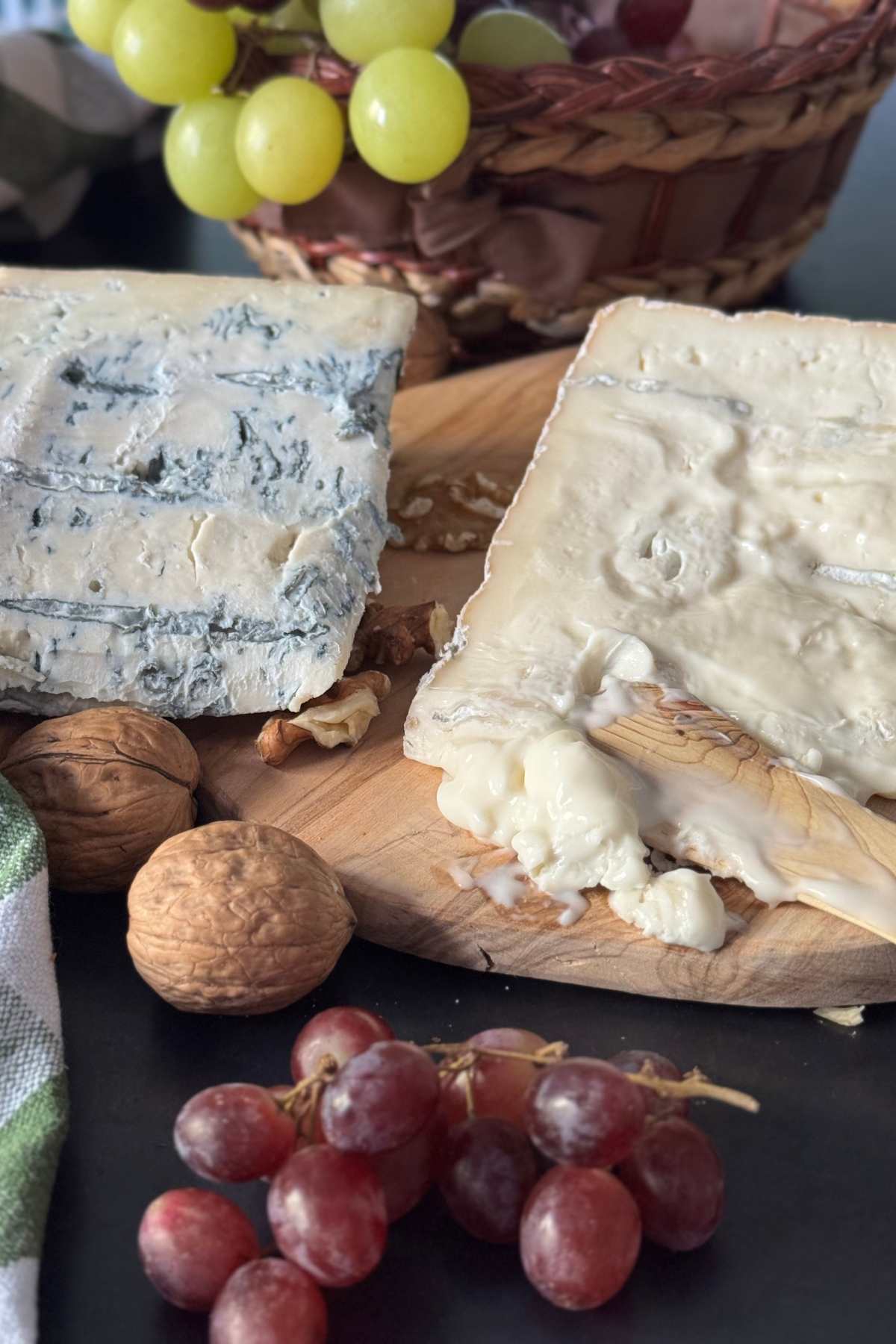 gorgonzola dolce and piccante withwalnuts and grapes