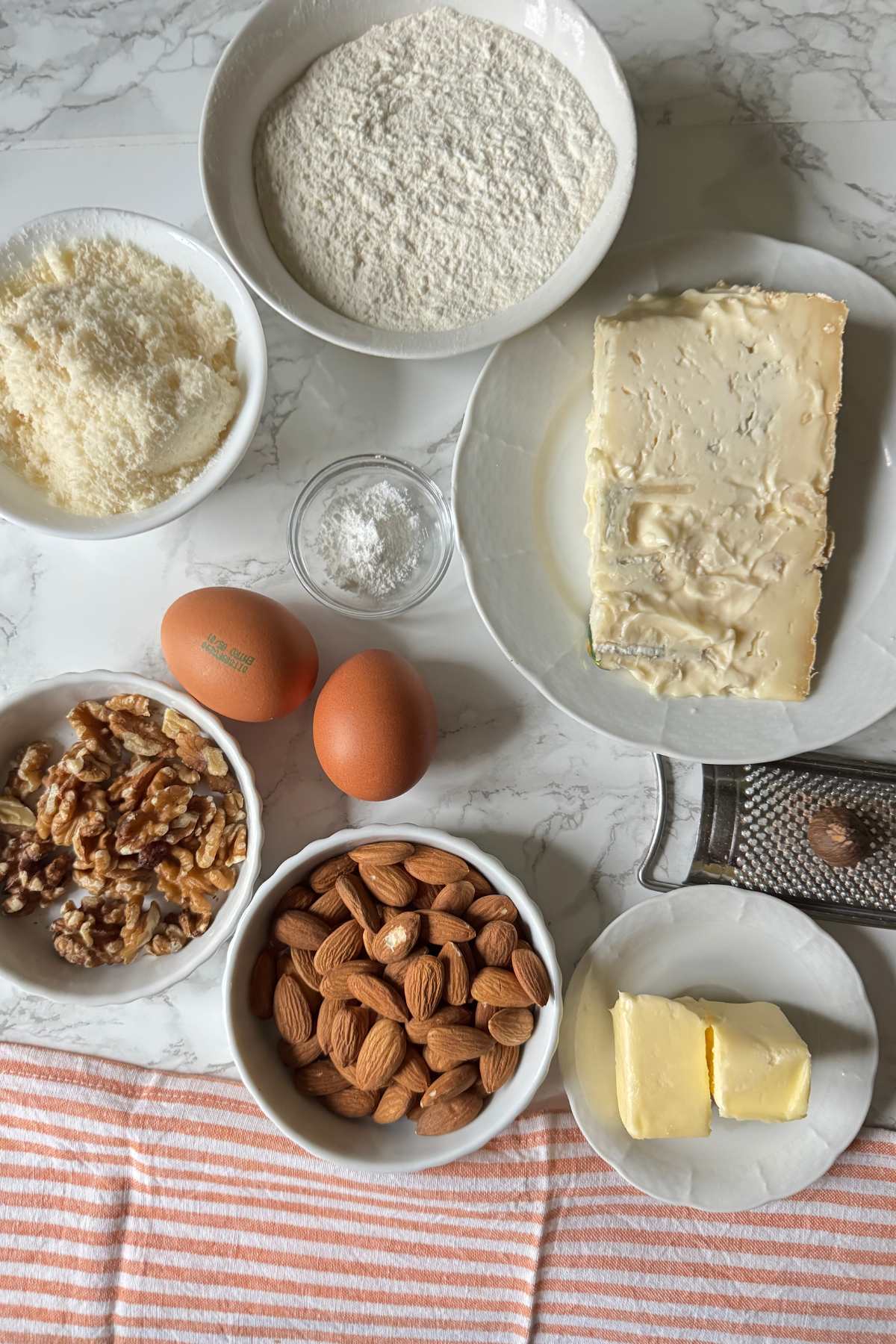 savory cantucci with gorgonzola