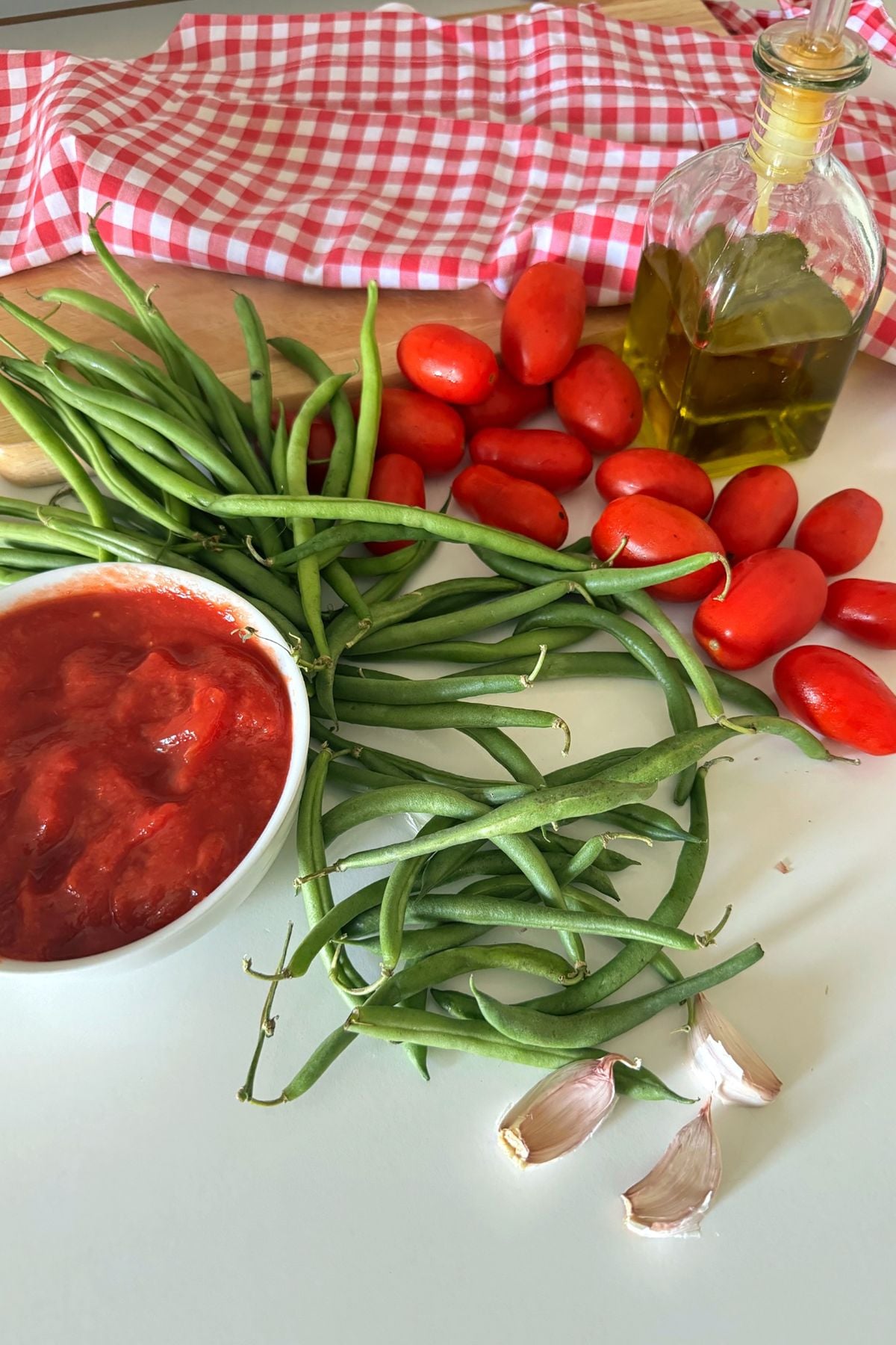 ingredients for Italian green beans in tomato sauce